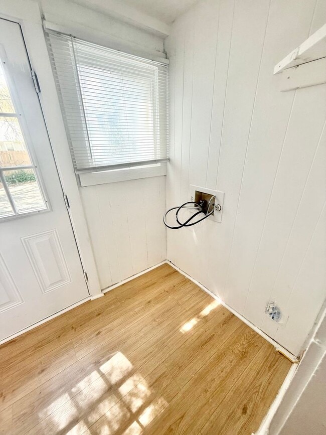Building Photo - ***RENT READY~4 Bed RENOVATED 2 story house/w/ downstairs bedroom/Granite countertops