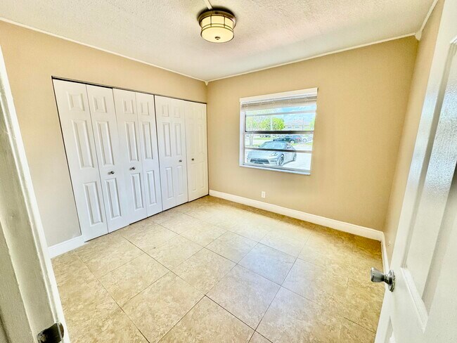 Building Photo - 10008 Twin Lakes Dr