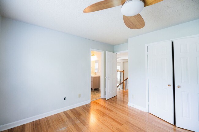 Building Photo - Spacious beautiful 5 bedroom 2.5 bath home...