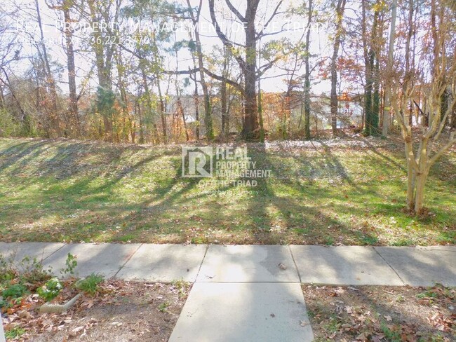 Building Photo - *Move In Special* Ground Level 2 BR/ 2 BA ...