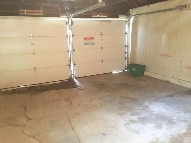 Building Photo - 3 Bedroom, 2 Bath Single Family Home with ...