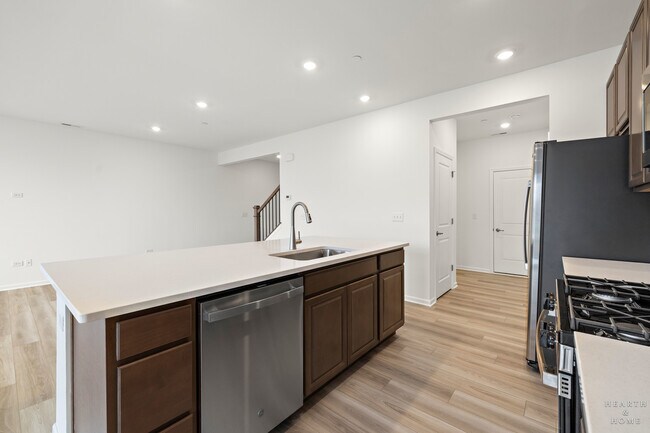 Building Photo - 624 Cassia Ct