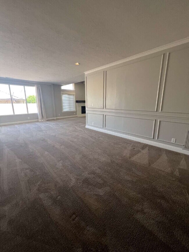 Building Photo - "Spacious 4-Bed Oasis with 3.5 Baths in Charming St. George!"