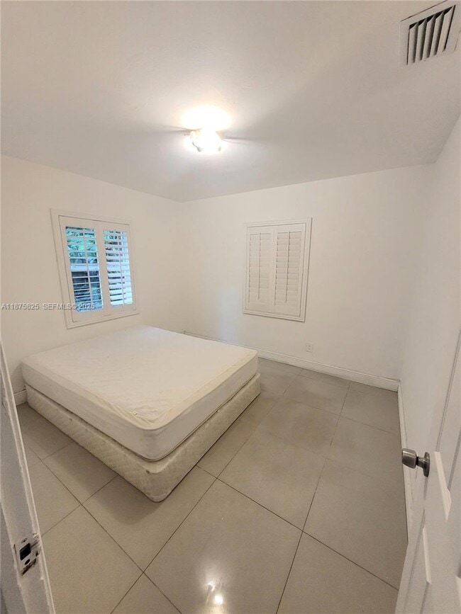 Building Photo - 1132 Moffett St