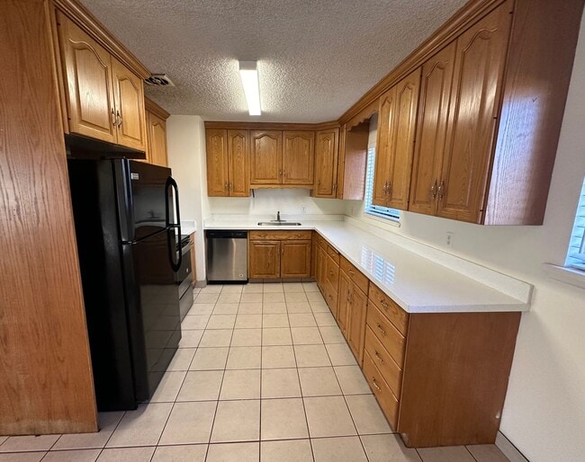 Building Photo - Remodeled 4 Bd Home with 23'x35' Heated Wo...