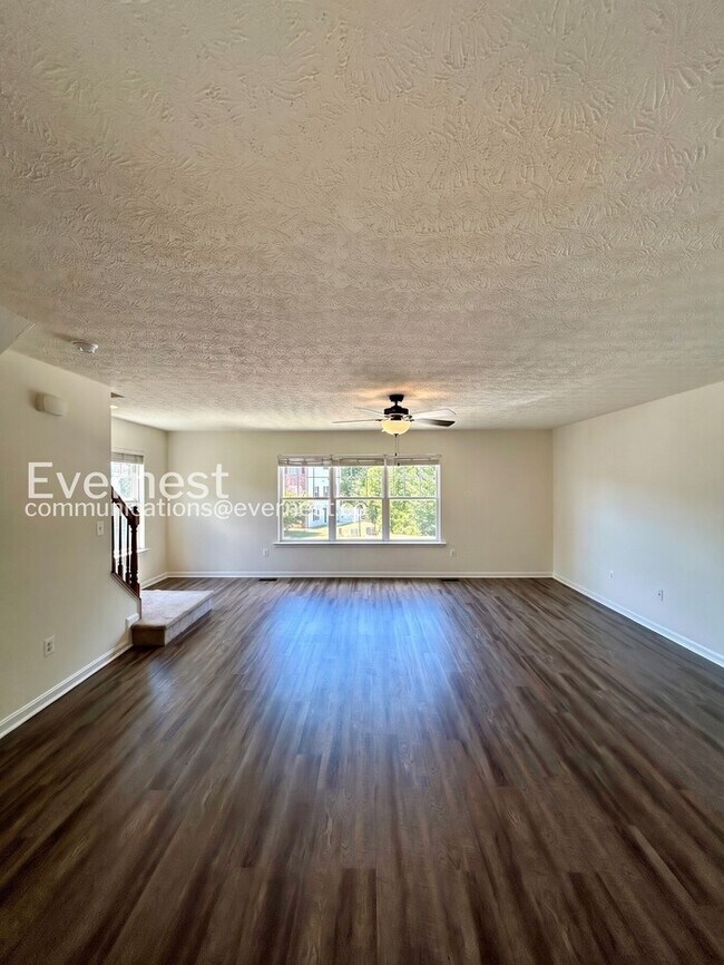 Building Photo - 3 Bed/2.5 Bath Townhome with Garage / Available Now!