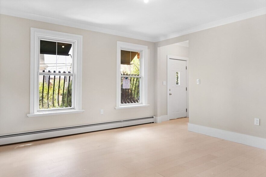 Building Photo - 21 Parker St