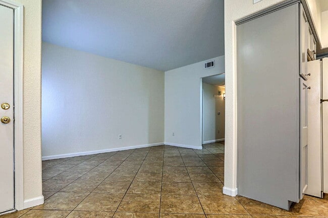 Building Photo - Spacious 1st floor condo in Henderson