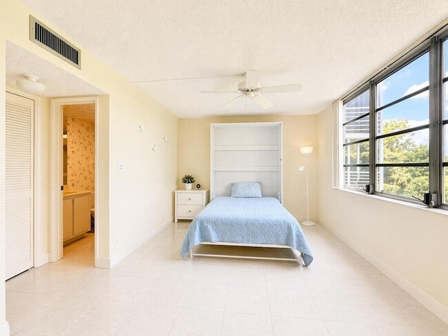 Building Photo - 4015 W Palm Aire Dr