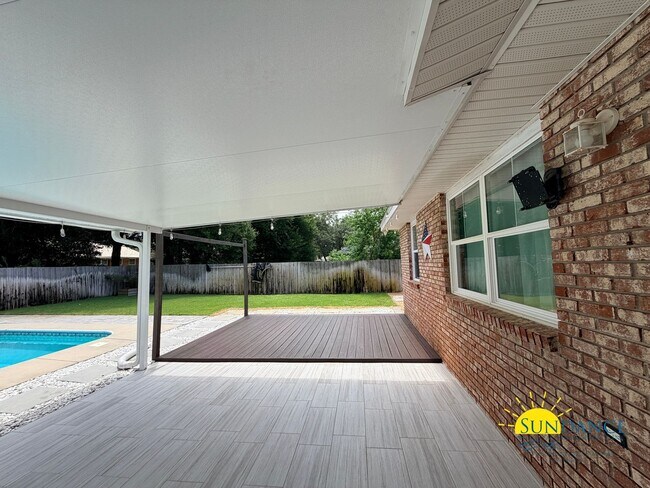 Building Photo - Beautiful 3-Bedroom Pool Home in Destin – Lawn & Pool Service Included!
