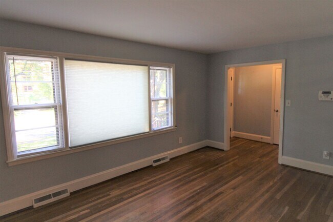 Building Photo - 2 bedroom Ranch with Fenced in Back Yard!!