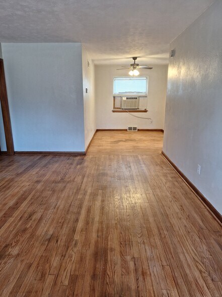 Building Photo - 628 E Frolich Dr