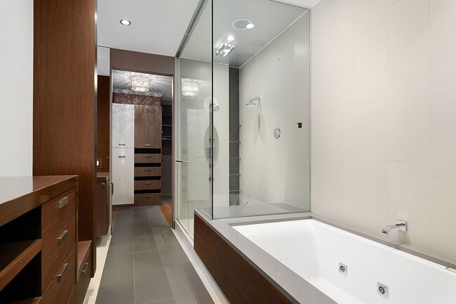 Building Photo - 1347 N State Pkwy