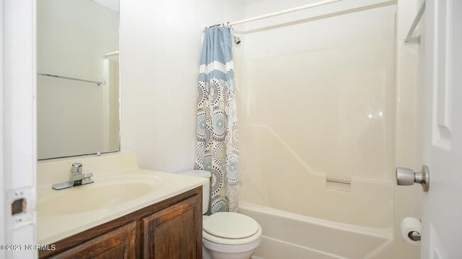 Building Photo - Townhouse close to Western Blvd and BASE!