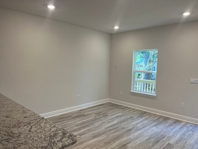 Building Photo - 1020 McLaren Cir