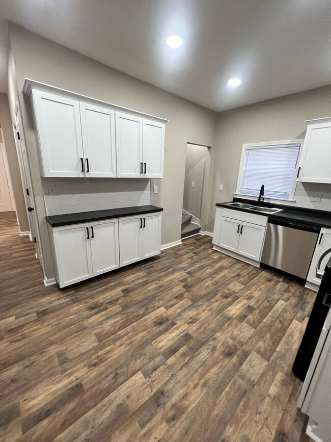 Building Photo - 3 Bed 2 Bath