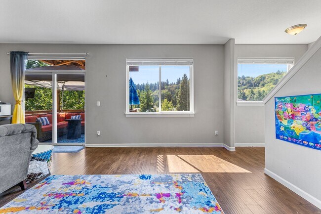 Building Photo - 5-bed, 3-bath Home in Scenic West Salem