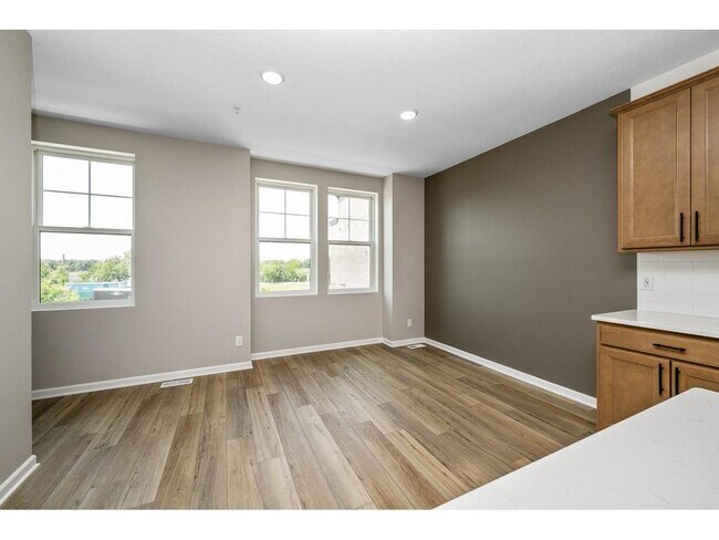 Building Photo - 848 S Woodlawn Ave