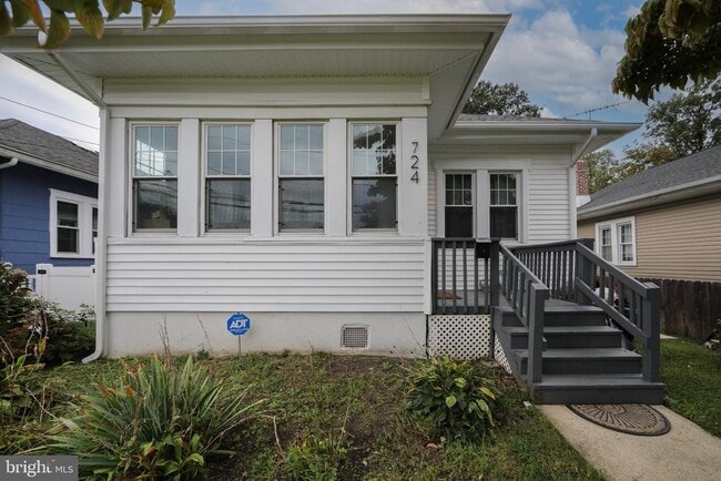 Building Photo - 724 Willitts Ave