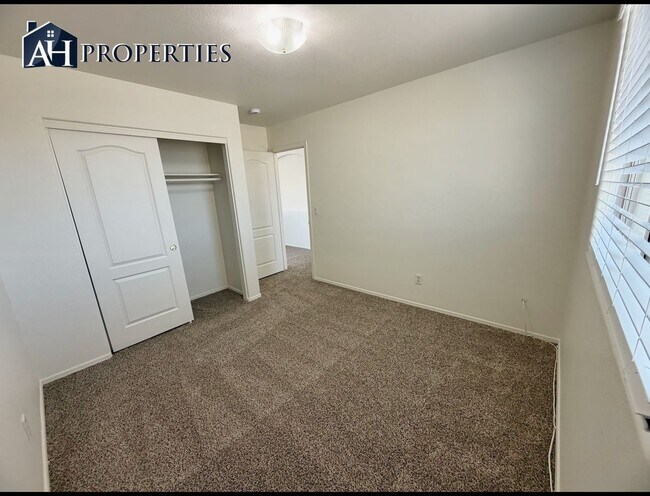 Building Photo - Large backyard Home in Surprise