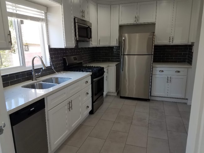 Building Photo - 1068 W 12th St