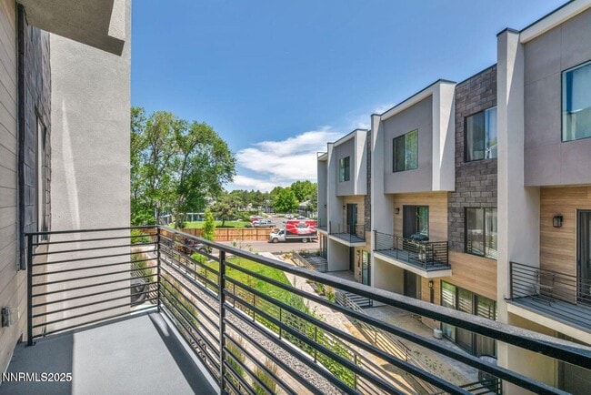 Building Photo - 557 California Ave