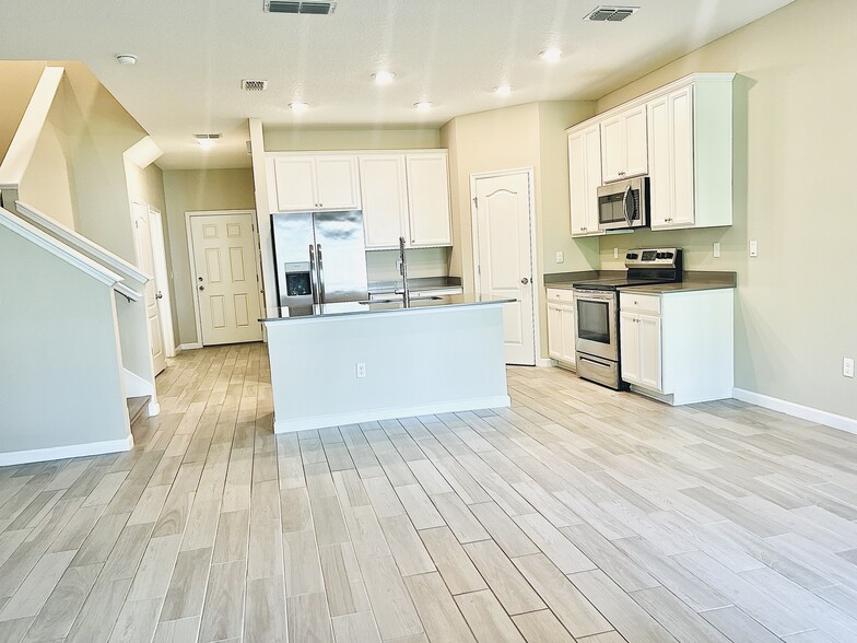 Kitchen - 472 Albany Bay Blvd