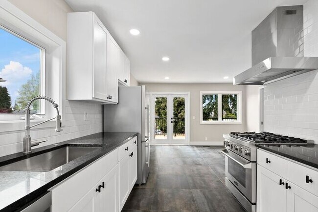 Building Photo - Gorgeous Remodeled West Seattle Craftsman w/ Air Conditioning