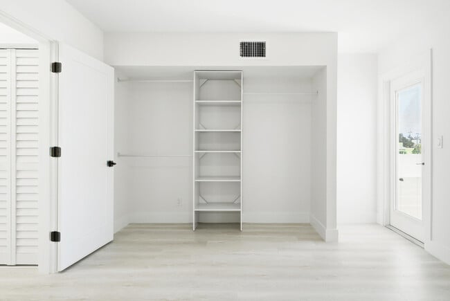 Building Photo - 5909 S Dixie Hwy