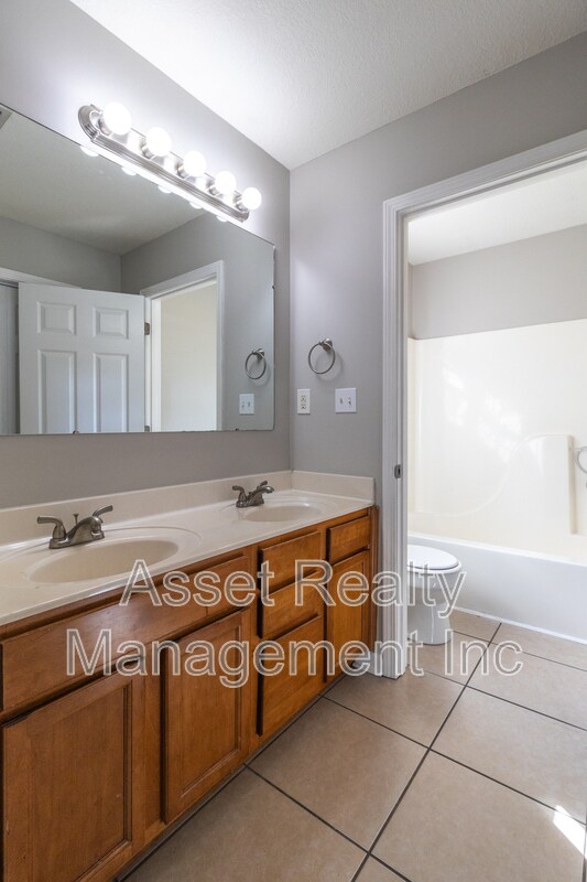 Building Photo - 4622 Ventura Dr