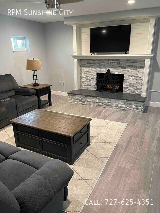Building Photo - 3033 Pineview Dr