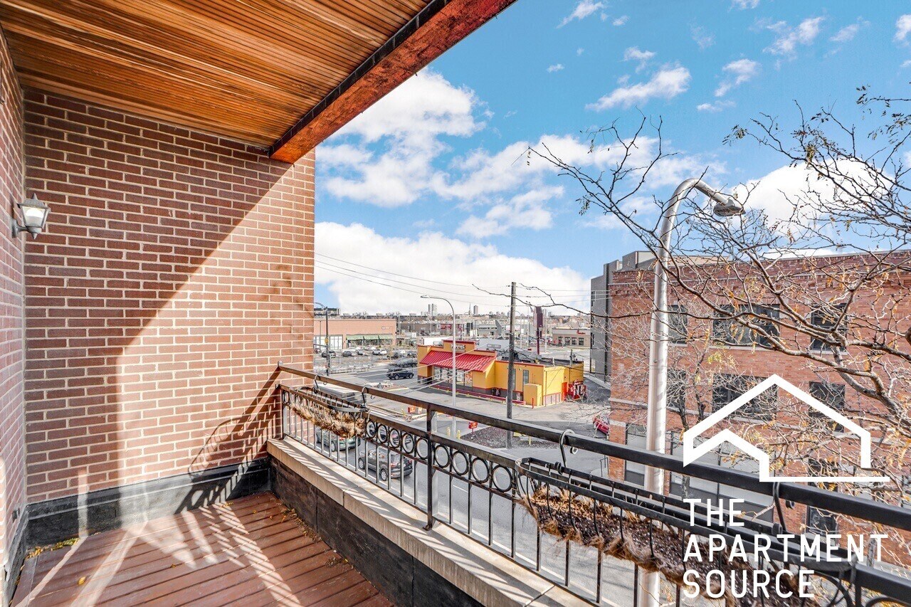 Building Photo - 2358 N Damen Ave
