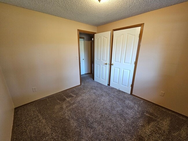 Building Photo - Roomy Ranch in Gladstone