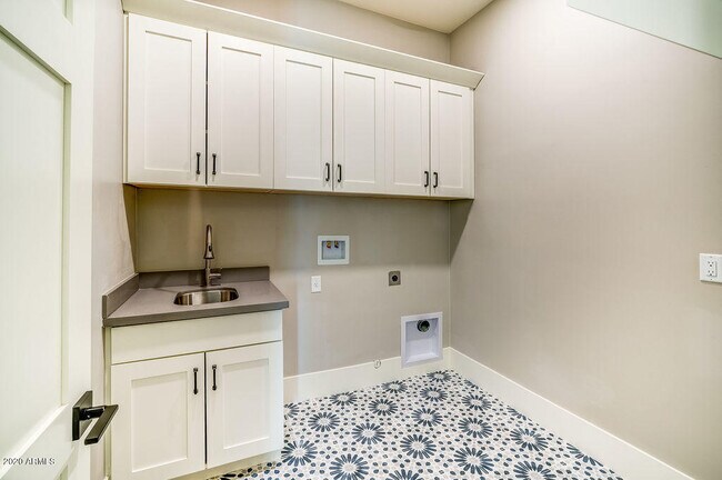 Building Photo - 301 E Jomax Rd