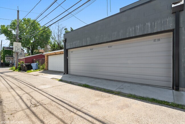 Building Photo - 648 E Bowen Ave