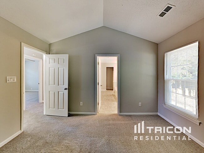 Building Photo - 701 Barbee Farm Dr