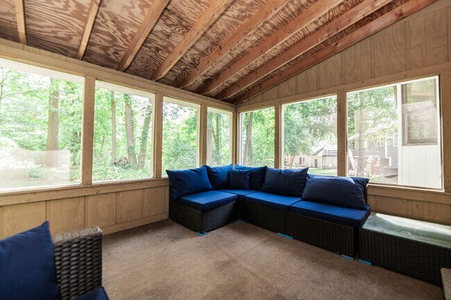Building Photo - 3 bed 2 bath Home in Lakes of the Four Sea...