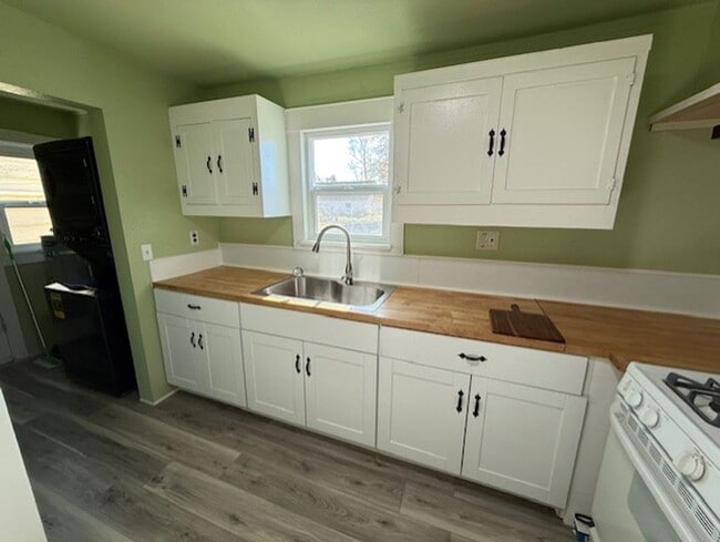 Building Photo - Beautifully Renovated 2-Bedroom Home – Mod...