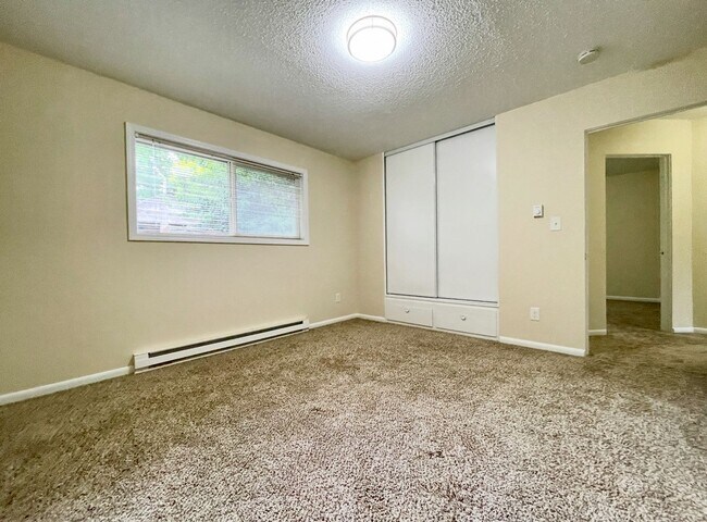 Building Photo - Montavilla 2 Bedroom Top Floor Unit- Great...