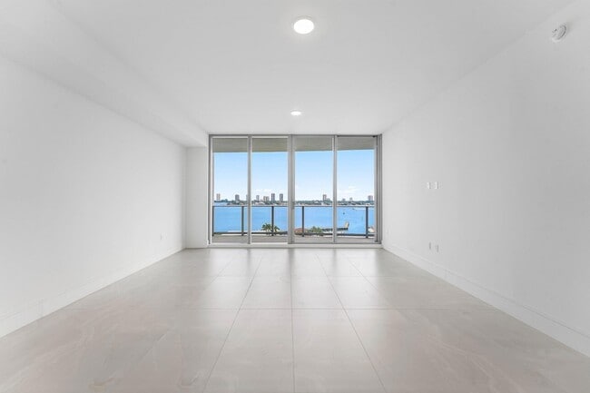 Building Photo - 220 Lake Shore Dr