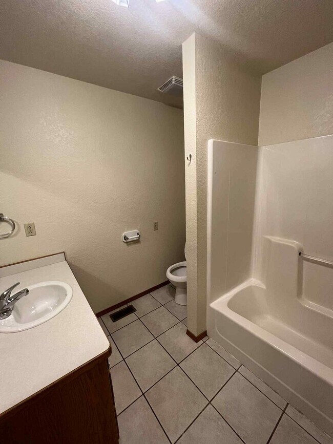 Building Photo - 1162-1164 E Sunrise Dr