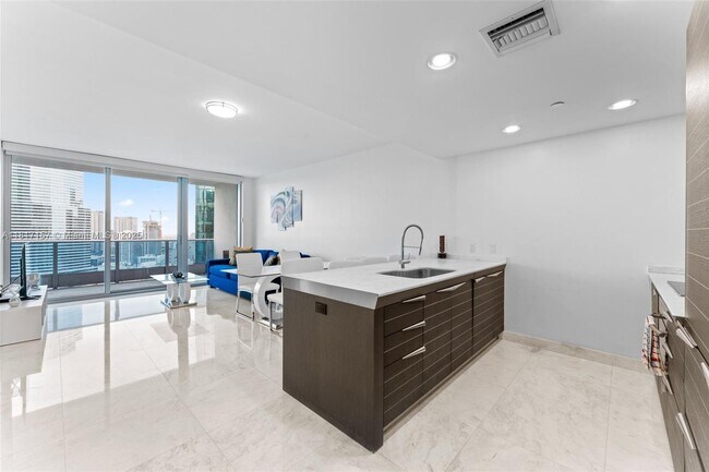 Primary Photo - 200 Biscayne Blvd Way