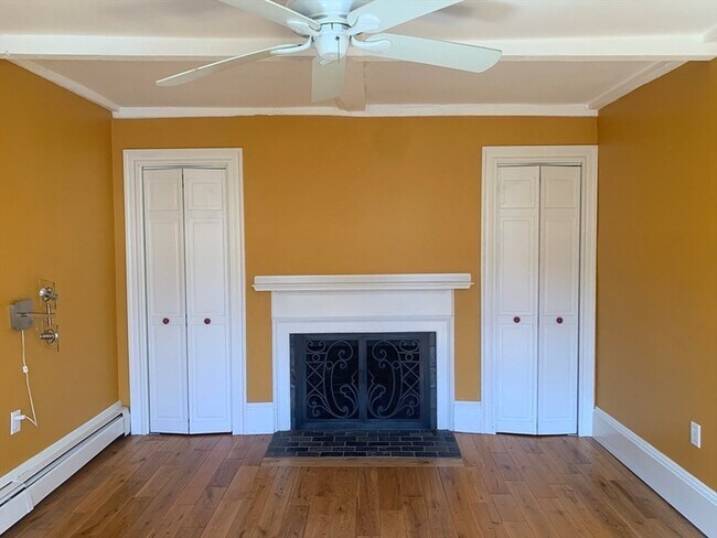 Building Photo - 10 Salem St Ave