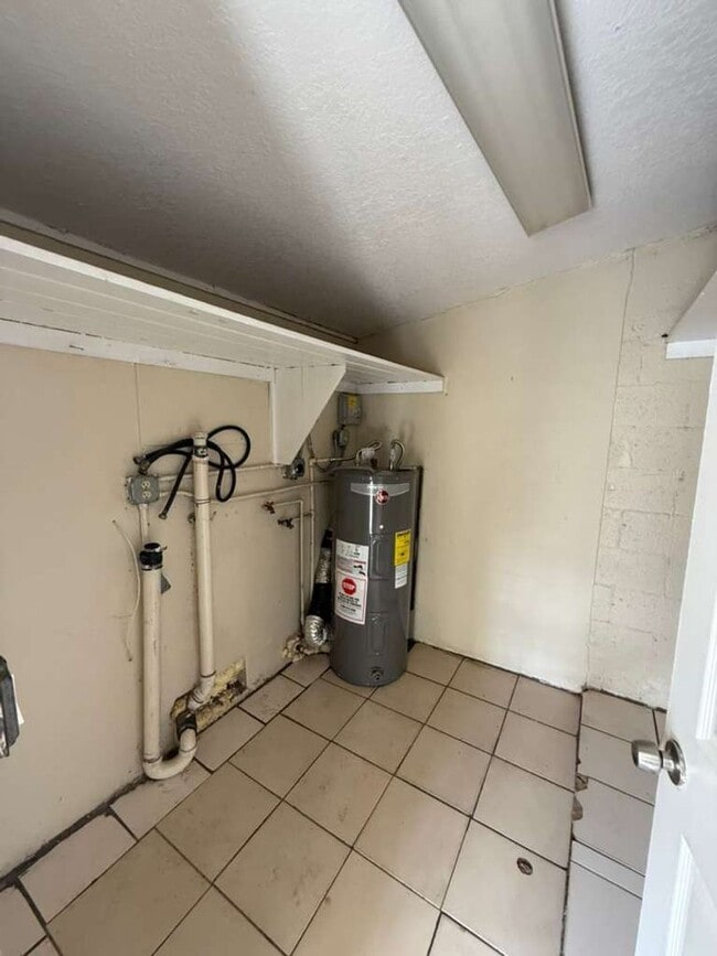 Building Photo - Large 4-3 house with central air