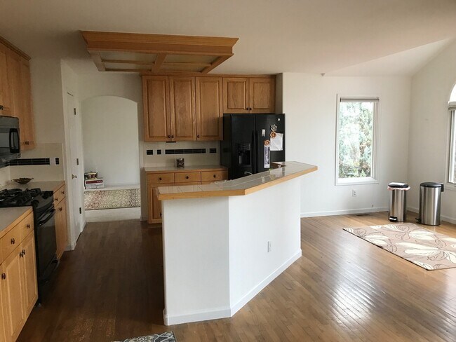 Building Photo - Beautiful 2 story custom home in Stoneridge