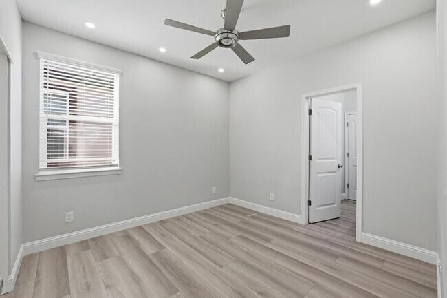 Building Photo - 3017 Village Park Dr