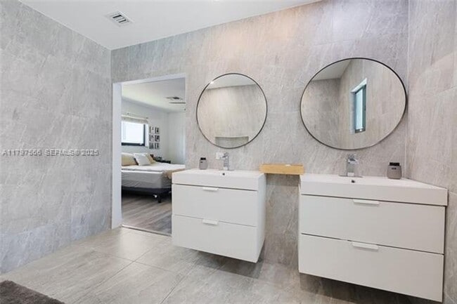 Building Photo - 20375 NE 22nd Pl