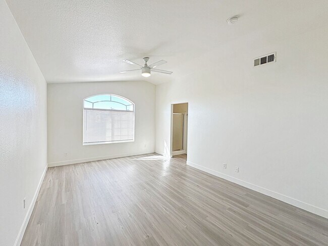 Building Photo - 4 BEDROOM WITH LOFT IN CUL DE SAC IN LONE MOUNTAIN