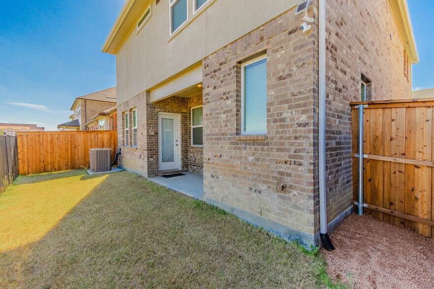 Building Photo - 2068 Buffalo Hill Dr