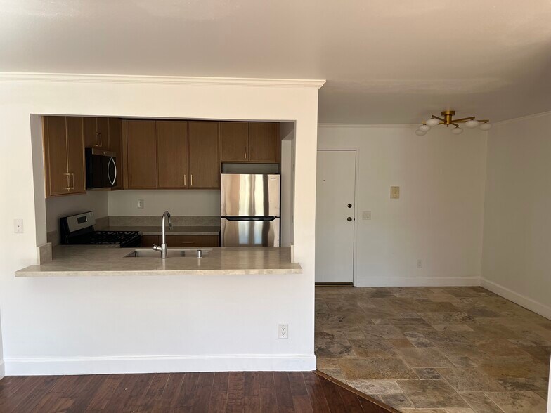 Building Photo - 1517 Armacost Ave